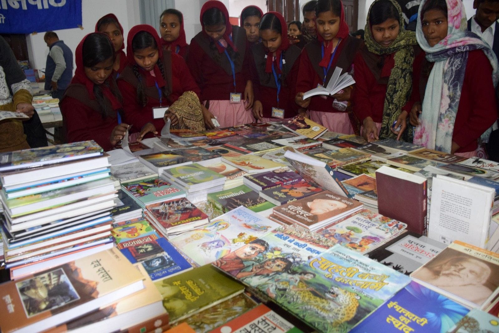 शिबली कालेज में पुस्तक मेले में पुस्तकों को देखती छात्राएं।