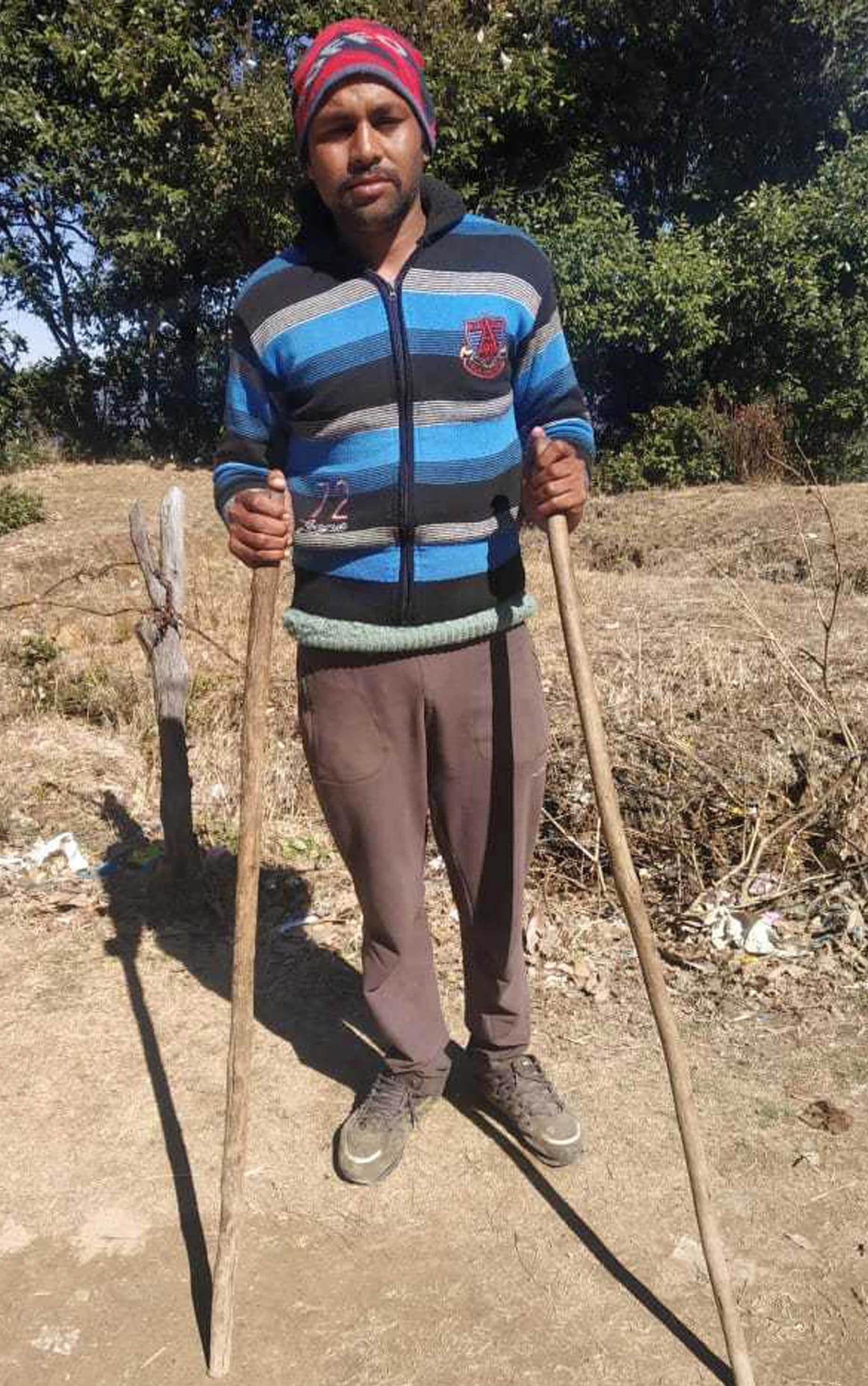 सरकारी मदद को तरसते दुर्घटना में दिव्यांग हुए कोट अमोड़ी ग्राम पंचायत के डूंगर देव।
