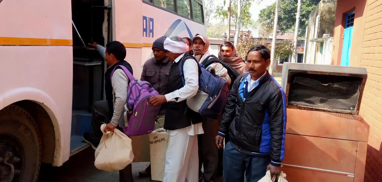नागल ब्लाक से अपने मतदान केंद्रों को रवाना होते मतदान कर्मी नागल ब्लाक से अपने मतदान केंद्रों को रवाना होते मतदान कर्मी