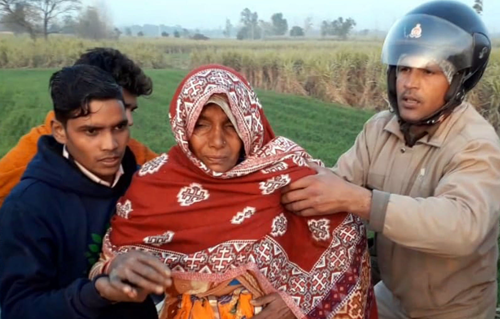 टैंपू पलटने के दौरान घायल महिला को सुरक्षित बाहर लाते लोग टैंपू पलटने के दौरान घायल महिला को सुरक्षित बाहर लाते लोग