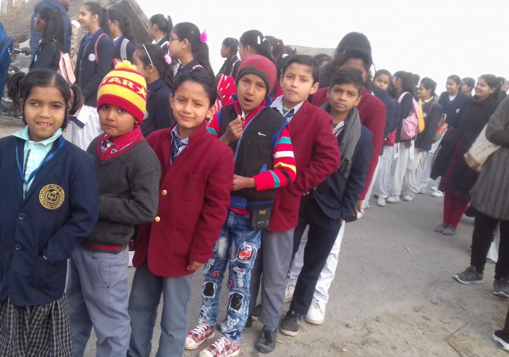 फेस्टविल में भाग लेते स्कूली बच्चें। फेस्टविल में भाग लेते स्कूली बच्चें।