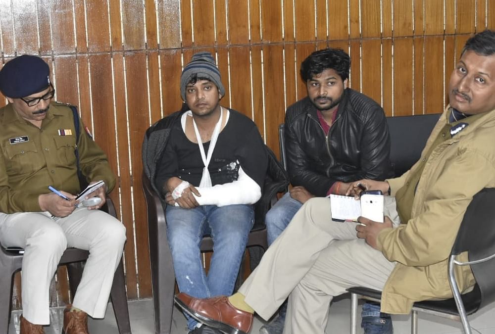 आदित्य कुमार श्रीवास्तव से हजरतगंज कोतवाली में पूछताछ करते पुलिसकर्मी।