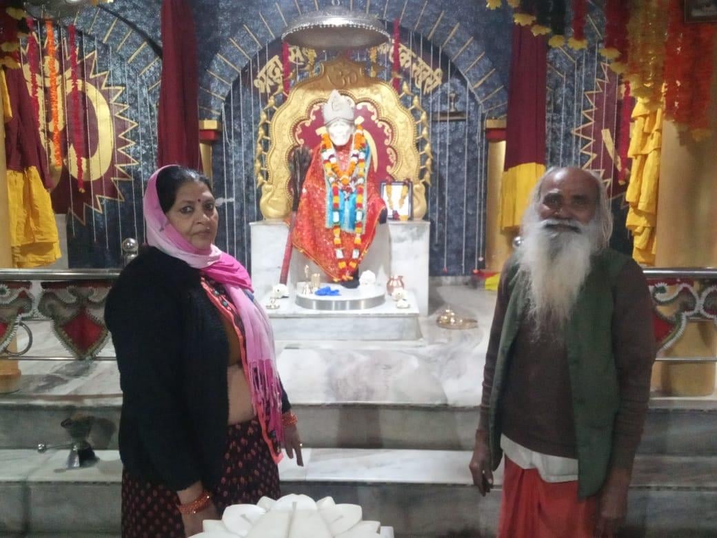 आटा स्थित सांई मंदिर पर जानकारी देता पुजारी। आटा स्थित सांई मंदिर पर जानकारी देता पुजारी।