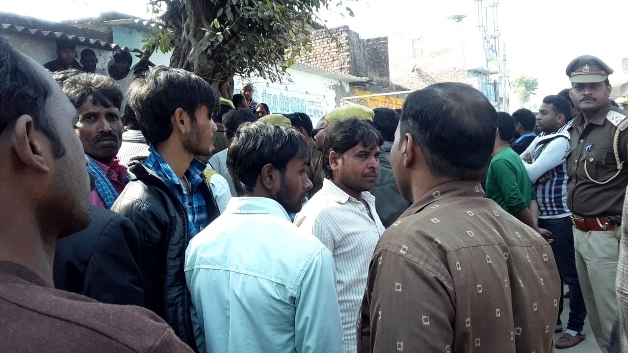 दीदारगंज थाना क्षेत्र के पुष्पनगर बाजार के पोखरे में बच्चे का शव मिलने की खबर के बाद जूटी भीड़। दीदारगंज थाना क्षेत्र के पुष्पनगर बाजार के पोखरे में बच्चे का शव मिलने की खबर के बाद जूटी भीड़।