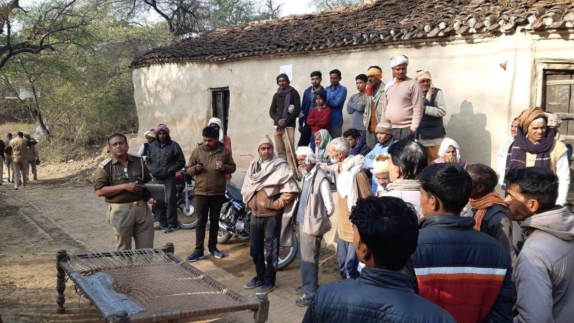 मंदिर के बाहर ग्रामीणों से जानकारी लेते थानाध्यक्ष सौरव सिंह मंदिर के बाहर ग्रामीणों से जानकारी लेते थानाध्यक्ष सौरव सिंह