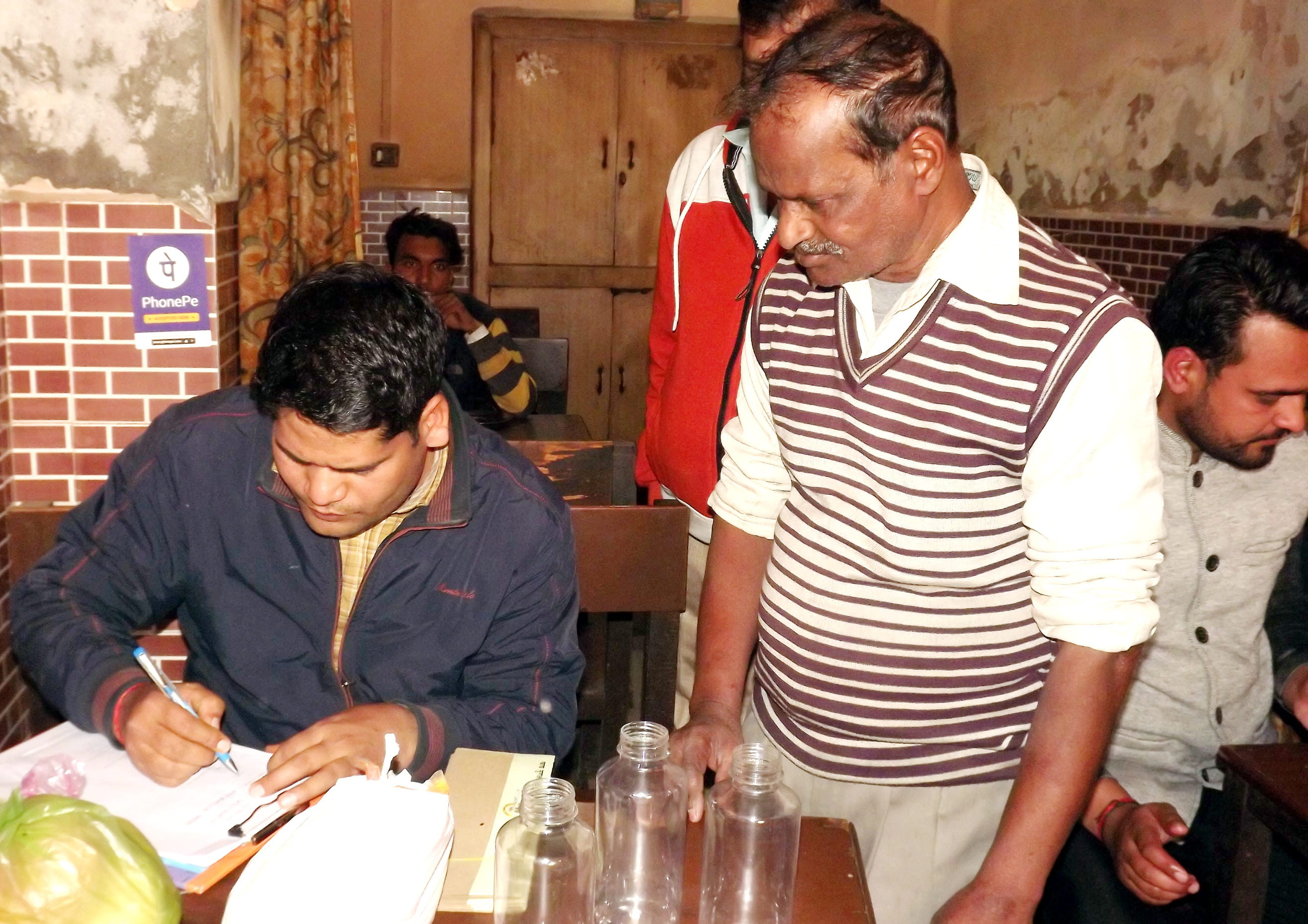 सुभाष चौक के निकट ढाबे में खाद्य पदार्थों के नमूने लेती टीम