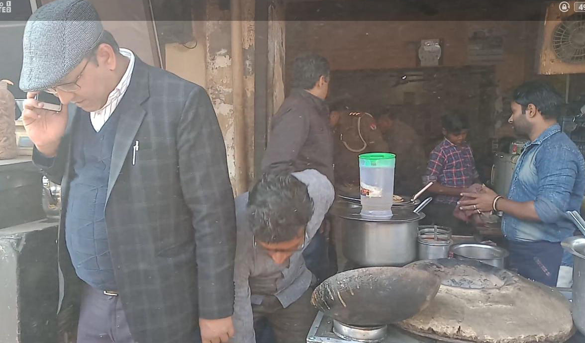 पठानपुरा रैती चौक स्थित ढाबे में छापामारी करती खाद्य विभाग की टीम