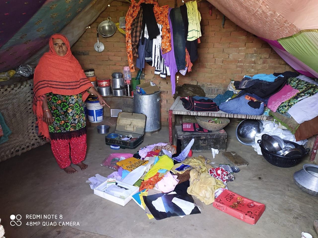कदौरा के मुमताज में घर में बिखरा पडा सामान दिखाती ग्रहणी कदौरा के मुमताज में घर में बिखरा पडा सामान दिखाती ग्रहणी