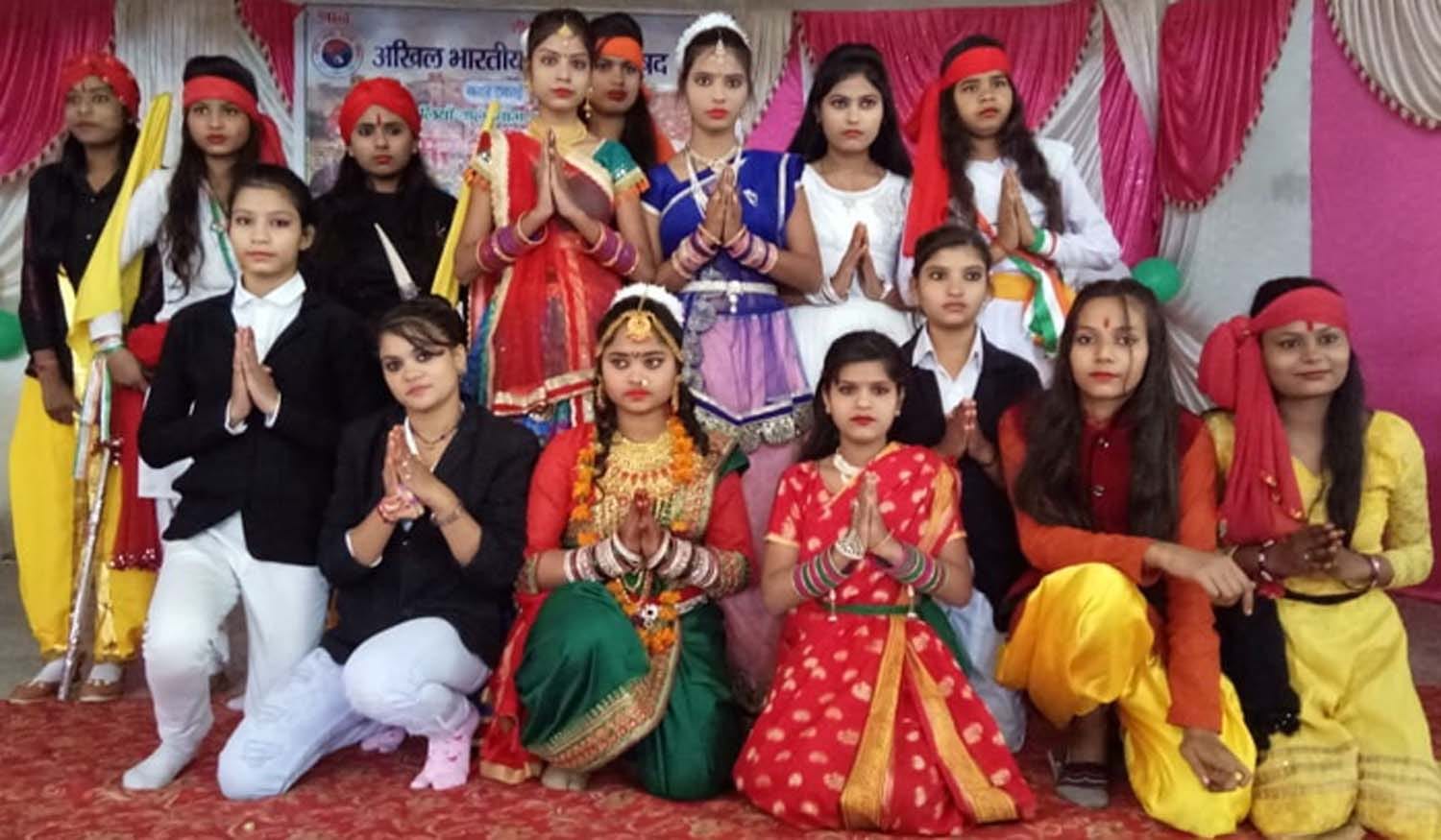बीएनवी डिग्री कालेज में झांसी की रानी नाटक प्रस्तुत करतीं छात्राएं बीएनवी डिग्री कालेज में झांसी की रानी नाटक प्रस्तुत करतीं छात्राएं