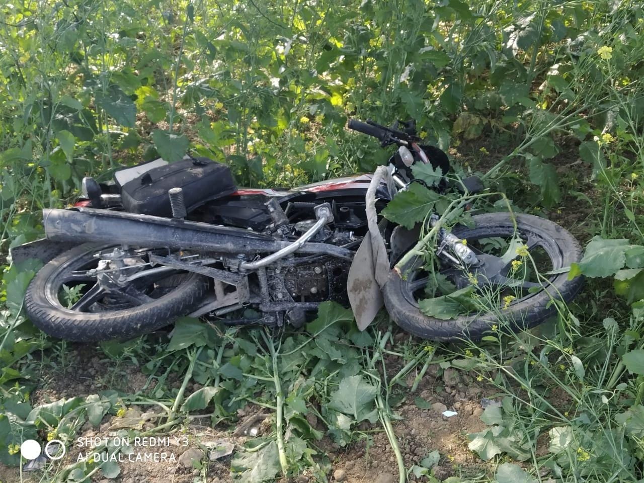 खंदक में पड़ी बाइक खंदक में पड़ी बाइक