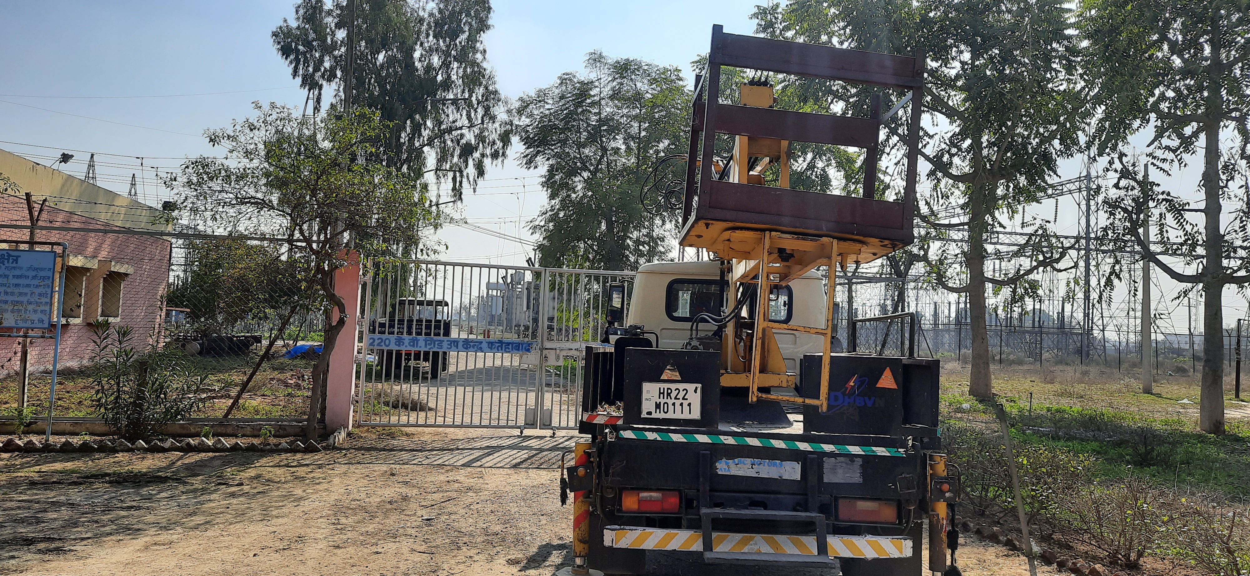 केबल ठीक करने के लिए आई क्रेन।