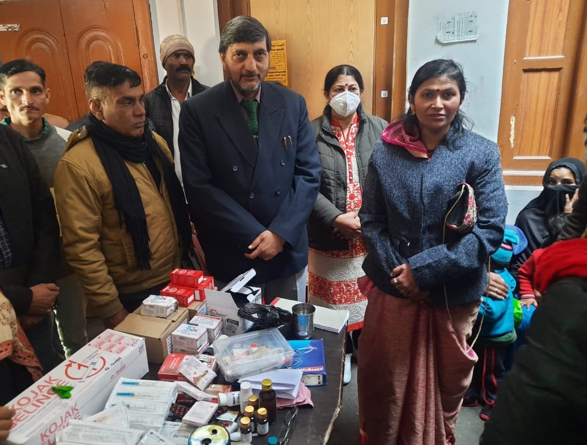 कैराना सीएचसी का निरीक्षण करती जिला पंचायत अध्यक्ष संतोष देवी व सीएमओ