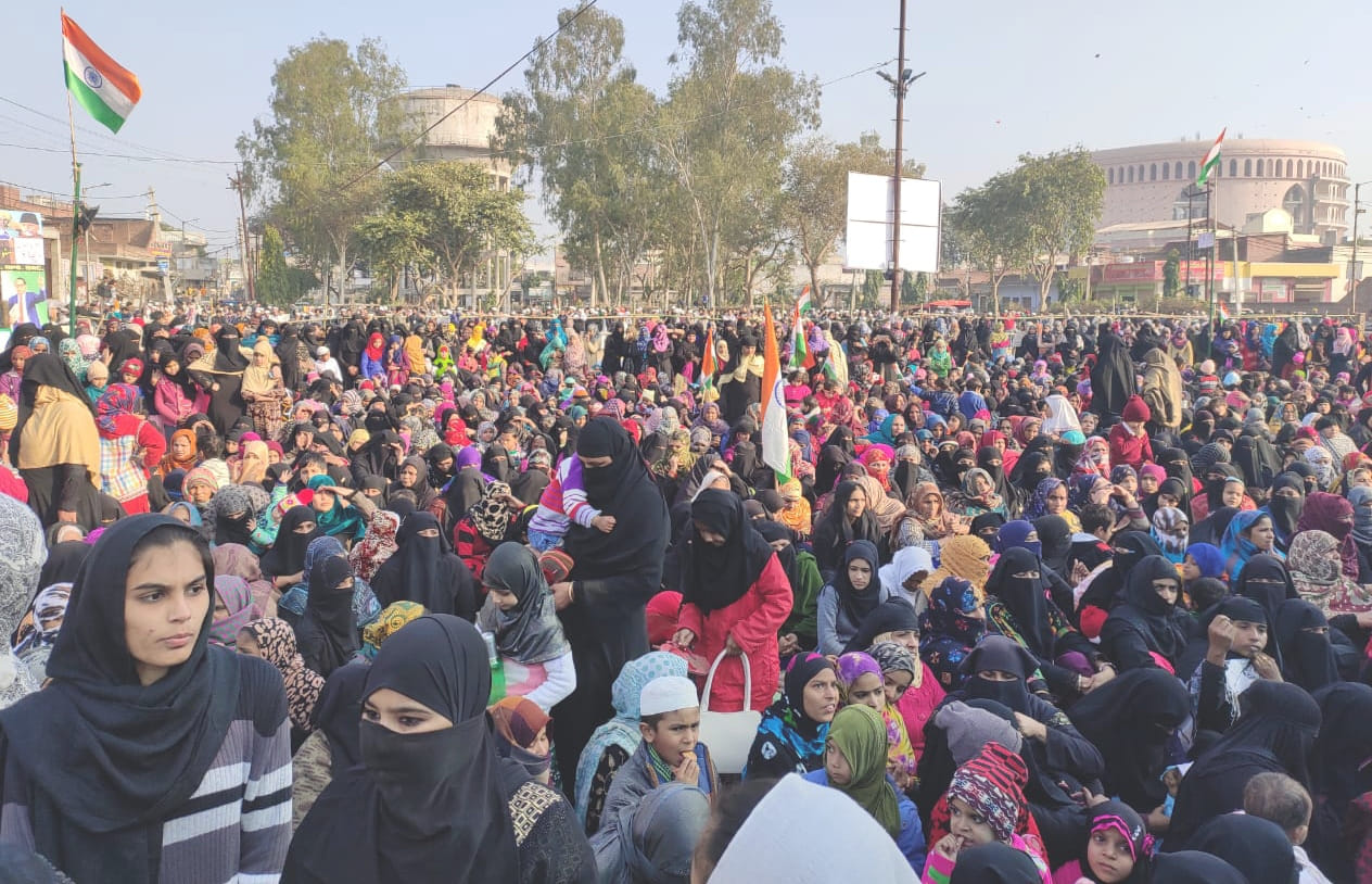 सीएए के विरोध में देवबंद के ईदगाह पार्क में धरना प्रदर्शन में उमड़ी महिलाएं सीएए के विरोध में देवबंद के ईदगाह पार्क में धरना प्रदर्शन में उमड़ी महिलाएं