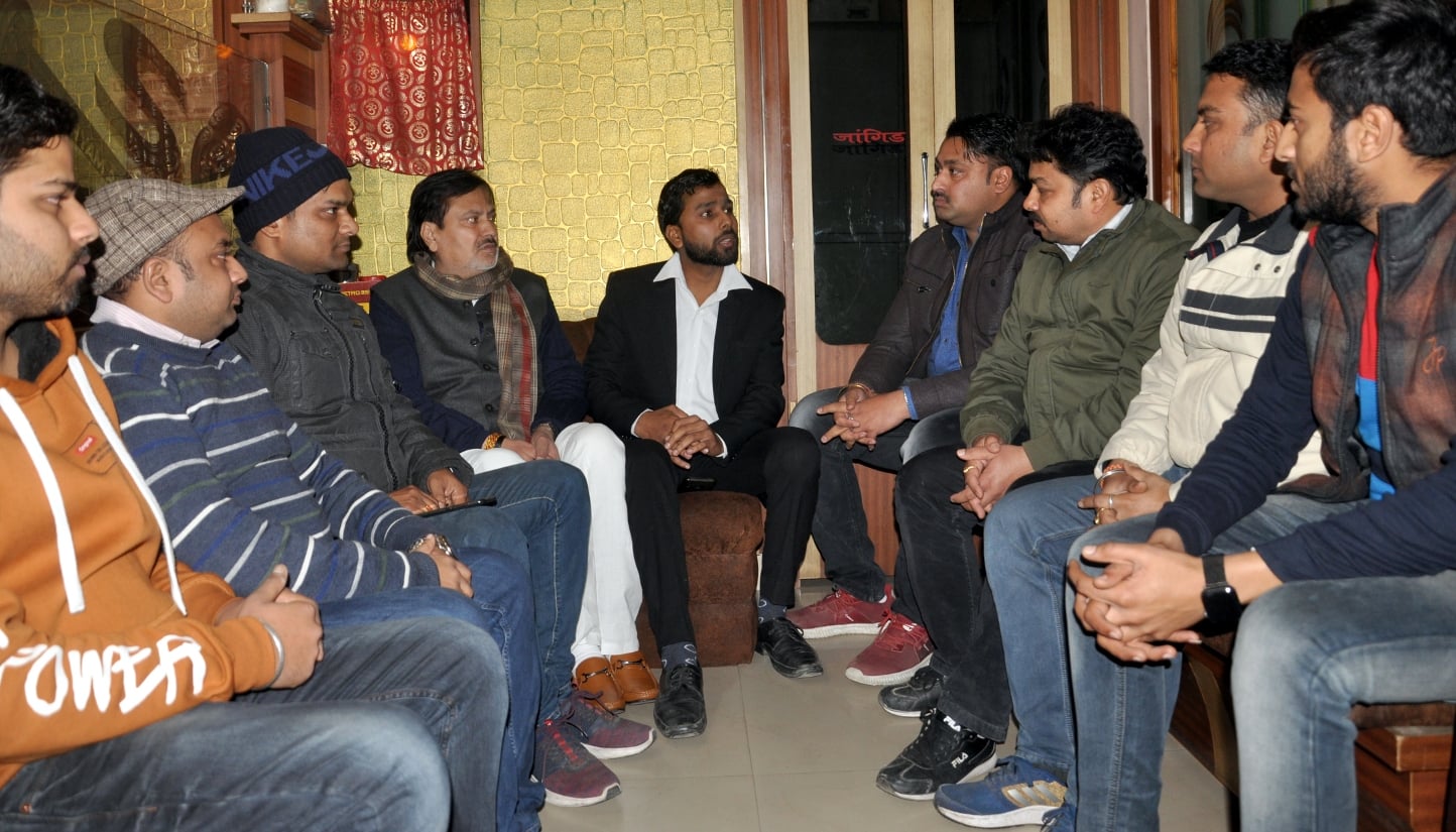 शामली बजट पर चर्चा करते विभिन्न वर्गो के लोग