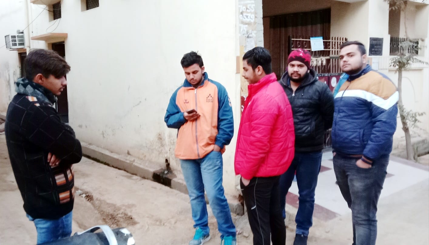 शहर की चरण सिंह कालोनी में निशांत के मकान के बाहर जमा परिचित। शहर की चरण सिंह कालोनी में निशांत के मकान के बाहर जमा परिचित।