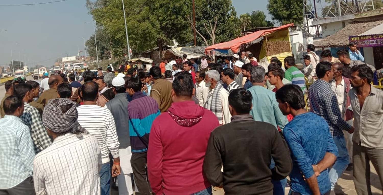 देल्हुपुर में कार की टक्कर से बाइक सवार युवक की मौत के बाद जुटी भीड़। देल्हुपुर में कार की टक्कर से बाइक सवार युवक की मौत के बाद जुटी भीड़।
