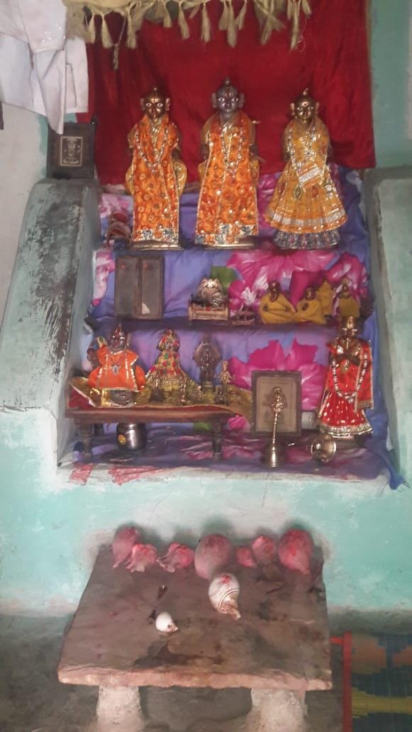 राम जानकी मंदिर कोड़ा किर्राही में पहले से विराजमान मूर्तियां फाइल फोटो राम जानकी मंदिर कोड़ा किर्राही में पहले से विराजमान मूर्तियां फाइल फोटो