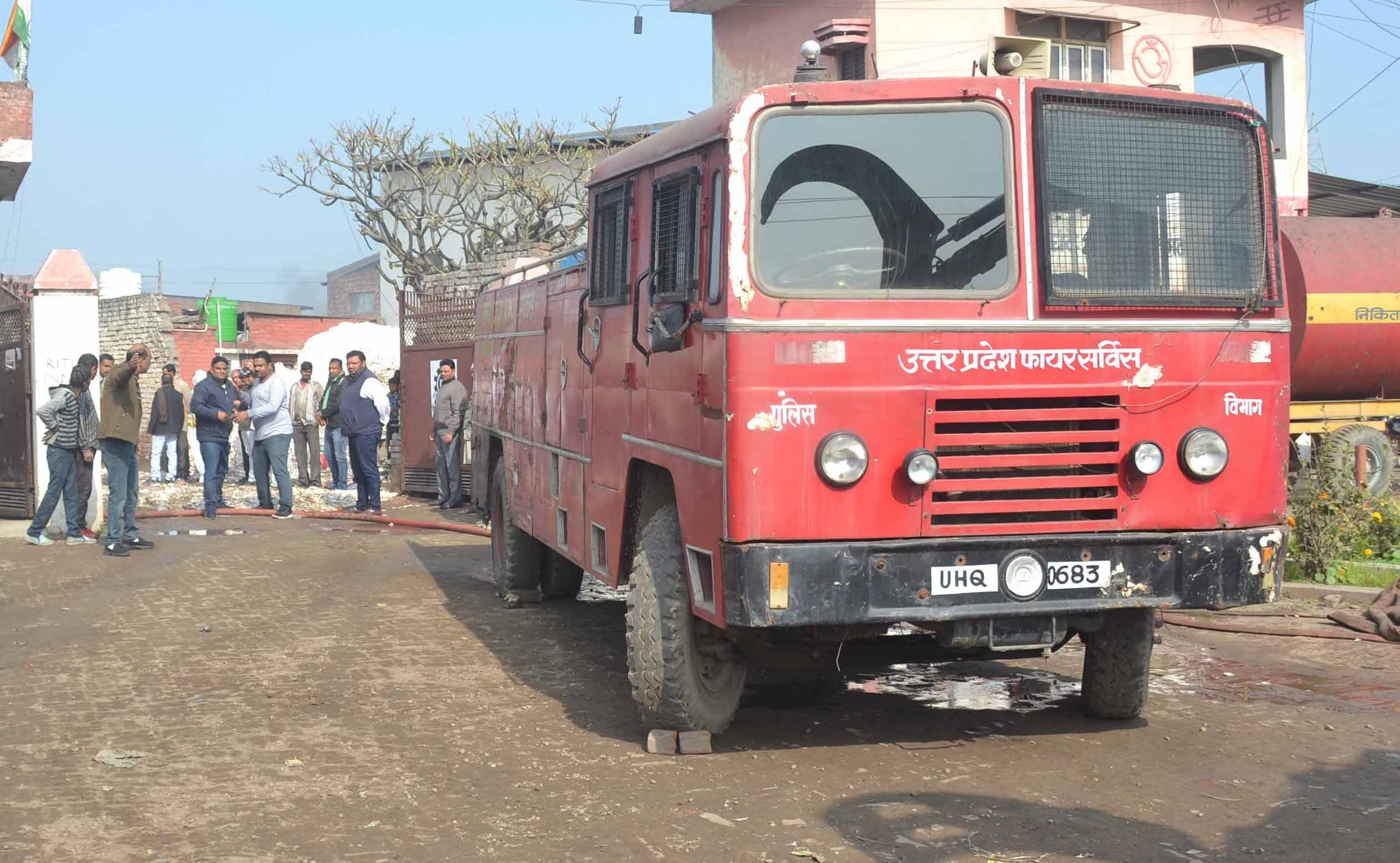 शामली में कैराना रोड पर पेपर गिलास फैक्टरी में आग बुझाने के लिए खड़ी अग्निशमन की गाड़ी। शामली में कैराना रोड पर पेपर गिलास फैक्टरी में आग बुझाने के लिए खड़ी अग्निशमन की गाड़ी।
