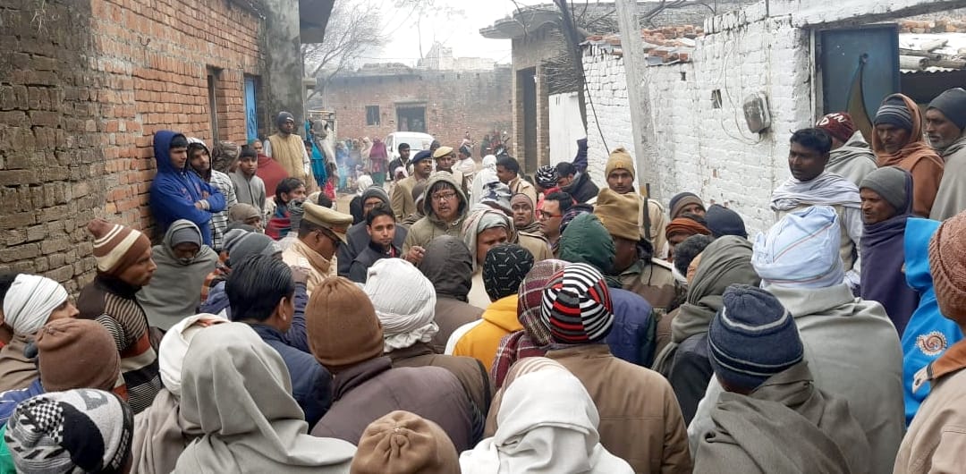नहटौर के गांव तालमपुर में महिला की हत्या के बाद घर के बाहर जमा भीड़। नहटौर के गांव तालमपुर में महिला की हत्या के बाद घर के बाहर जमा भीड़।