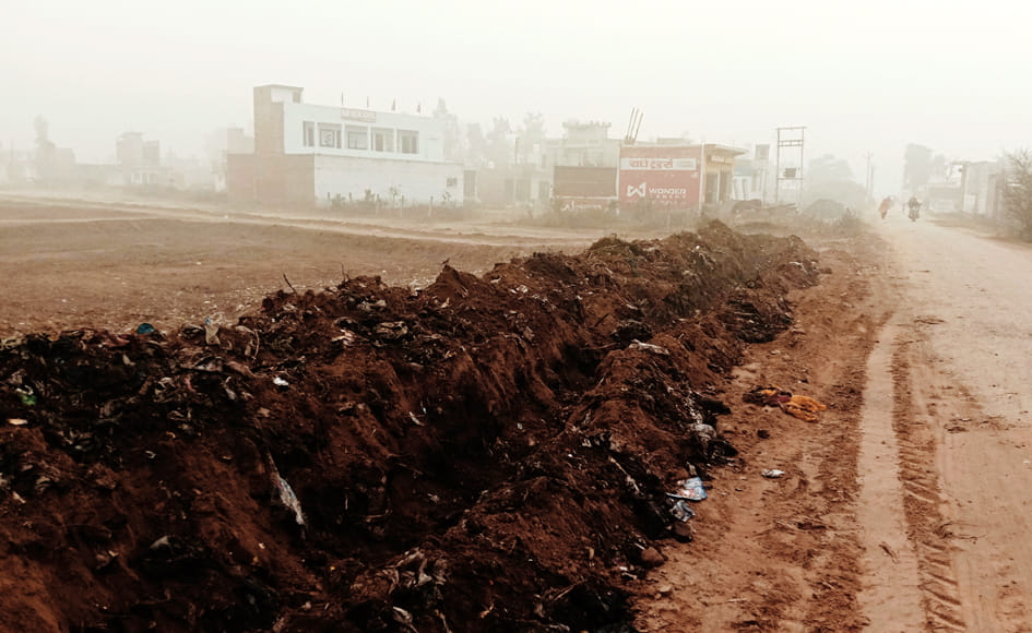 शकलापुरी मार्ग पर समतल करने के बाद निगम द्वारा खोदी गई सड़क।