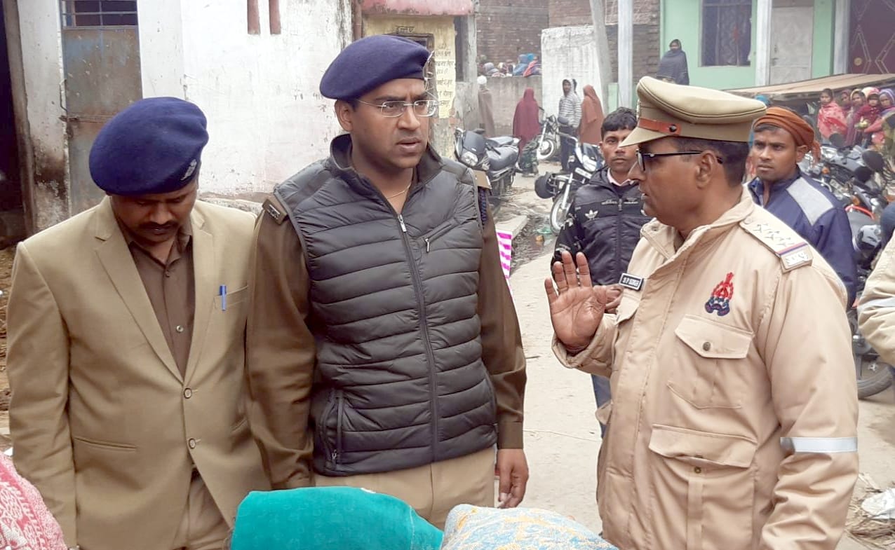 नहटौर के गांव तालमपुर में महिला की हत्या की घटना के बारे में जानकारी लेते एसपी संजीब त्यागी। नहटौर के गांव तालमपुर में महिला की हत्या की घटना के बारे में जानकारी लेते एसपी संजीब त्यागी।