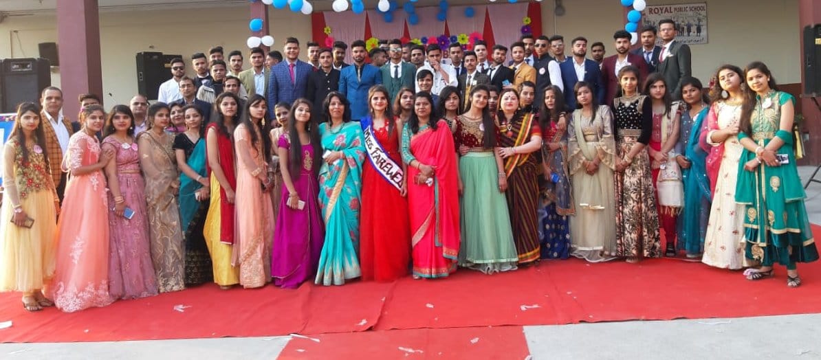 शामली रायल पब्लिक स्कूल में कक्षा 12 के छात्रो की बिदाई समारोह में भाग लेते छात्र छात्राएं व शिक्ष? शामली रायल पब्लिक स्कूल में कक्षा 12 के छात्रो की बिदाई समारोह में भाग लेते छात्र छात्राएं व शिक्ष?