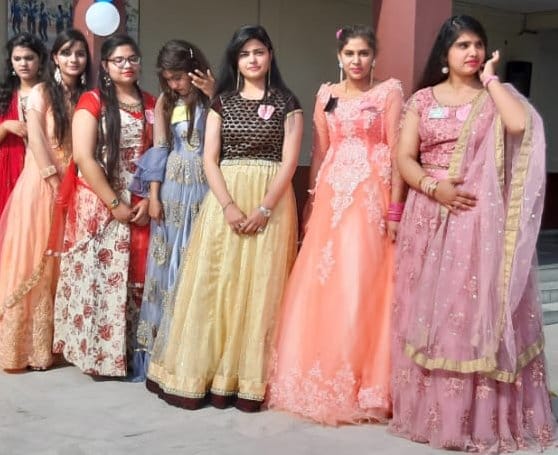 शामली रायल पब्लिक स्कूल में बिदाई समारोह कार्यक्रम में भाग लेती छात्राएं शामली रायल पब्लिक स्कूल में बिदाई समारोह कार्यक्रम में भाग लेती छात्राएं