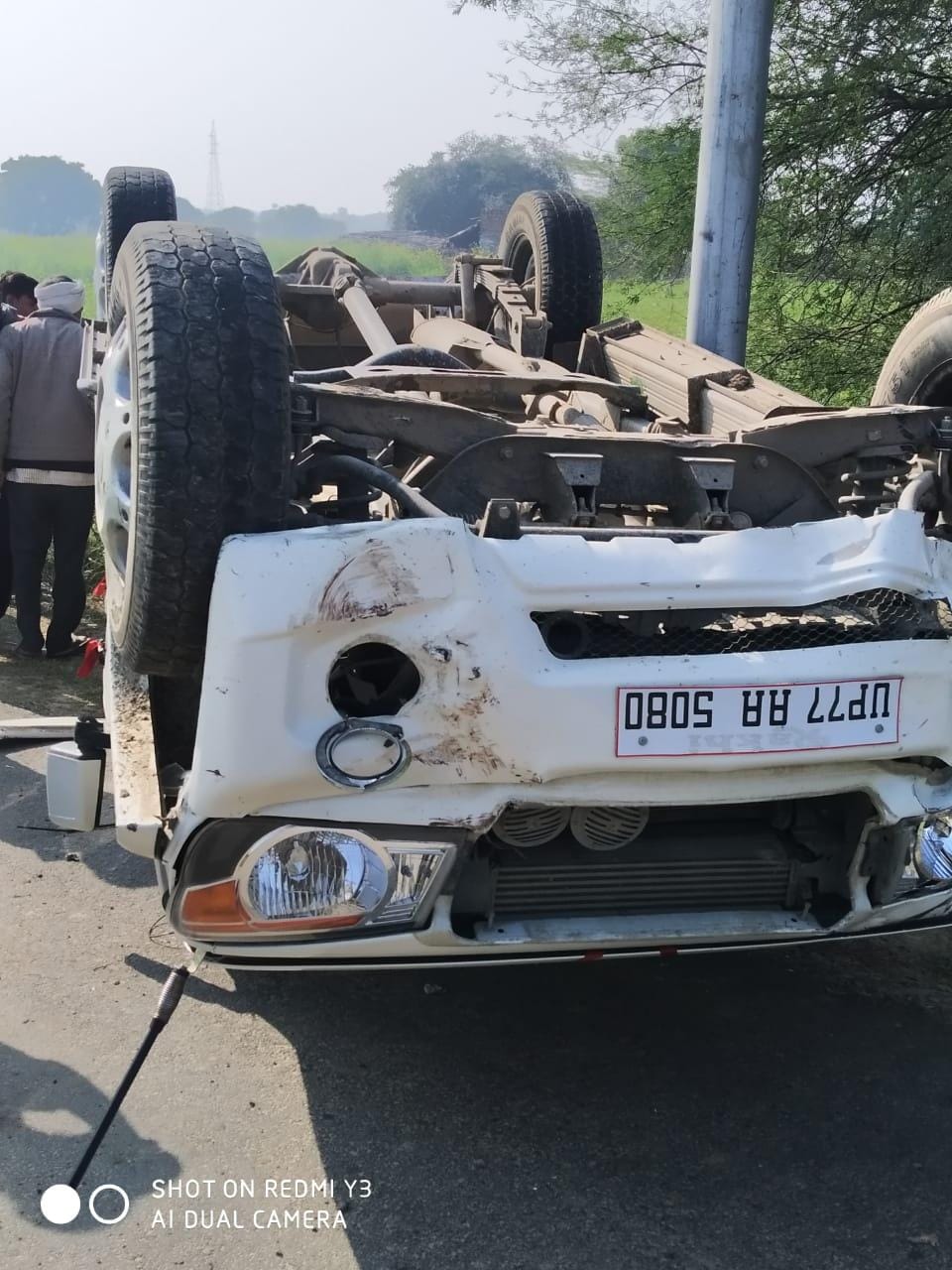 घटनास्थल पर पलटी पड़ी बोलेरो गाड़ी घटनास्थल पर पलटी पड़ी बोलेरो गाड़ी