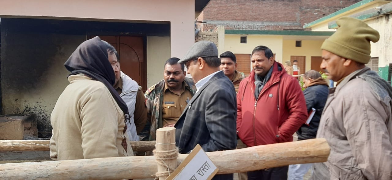 नागल के गांव पांडोली में मतदान केंद्र पर पहुंचे एसडीएम देवबंद राकेश कुमार नागल के गांव पांडोली में मतदान केंद्र पर पहुंचे एसडीएम देवबंद राकेश कुमार