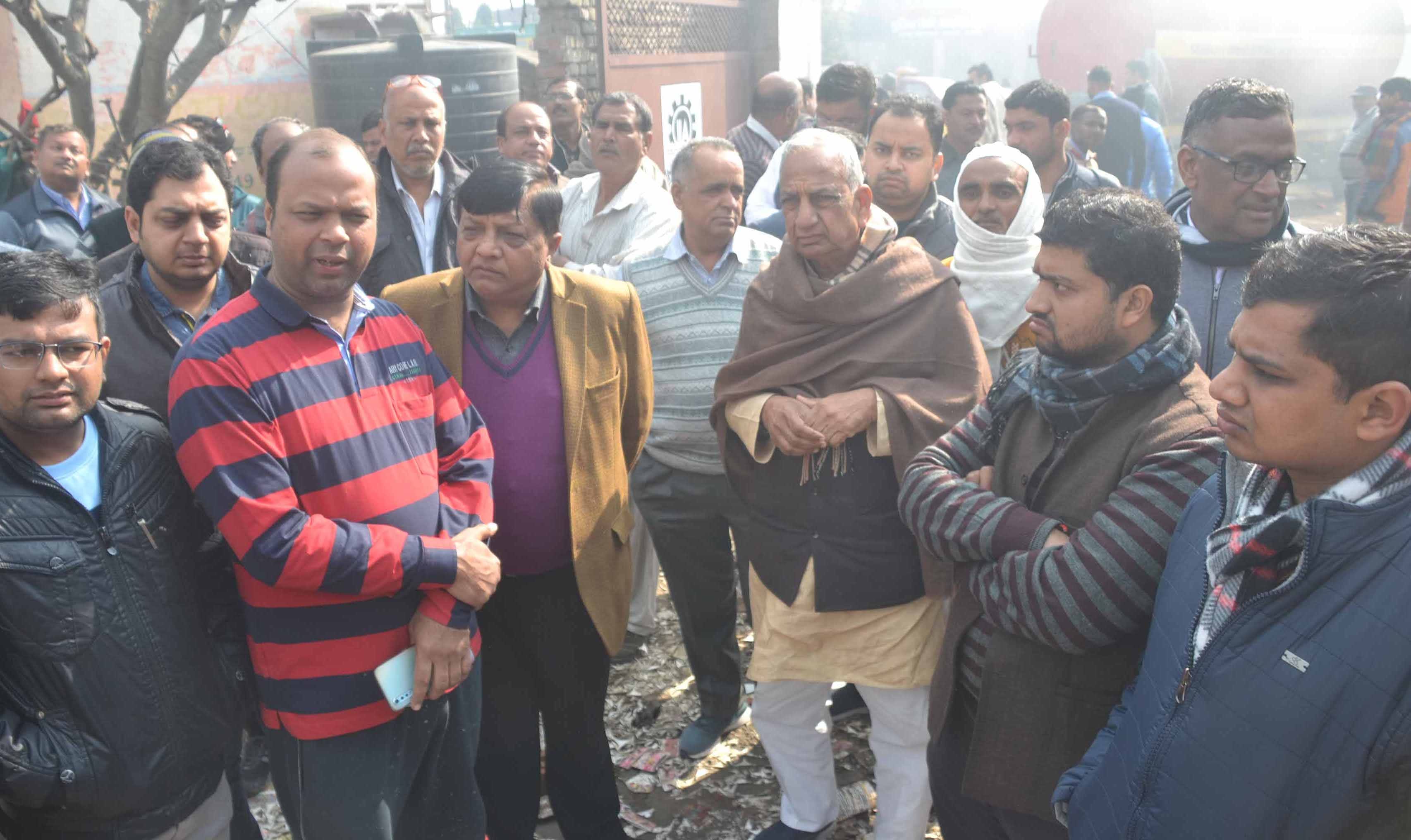 शामली में कैराना रोड पर पेपर गिलास फैक्टरी के संचालक अंकित गोयल से घटना की जानकारी लेने पहुंचे पू शामली में कैराना रोड पर पेपर गिलास फैक्टरी के संचालक अंकित गोयल से घटना की जानकारी लेने पहुंचे पू