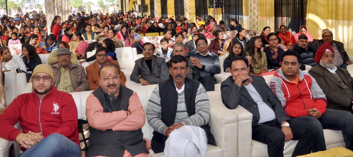 शामली मदरलेंड स्कूल में आयोजित कार्यक्रम में सांस्कृतिक कार्यक्रम प्रस्तुती देखते छात्रो के अ? शामली मदरलेंड स्कूल में आयोजित कार्यक्रम में सांस्कृतिक कार्यक्रम प्रस्तुती देखते छात्रो के अ?