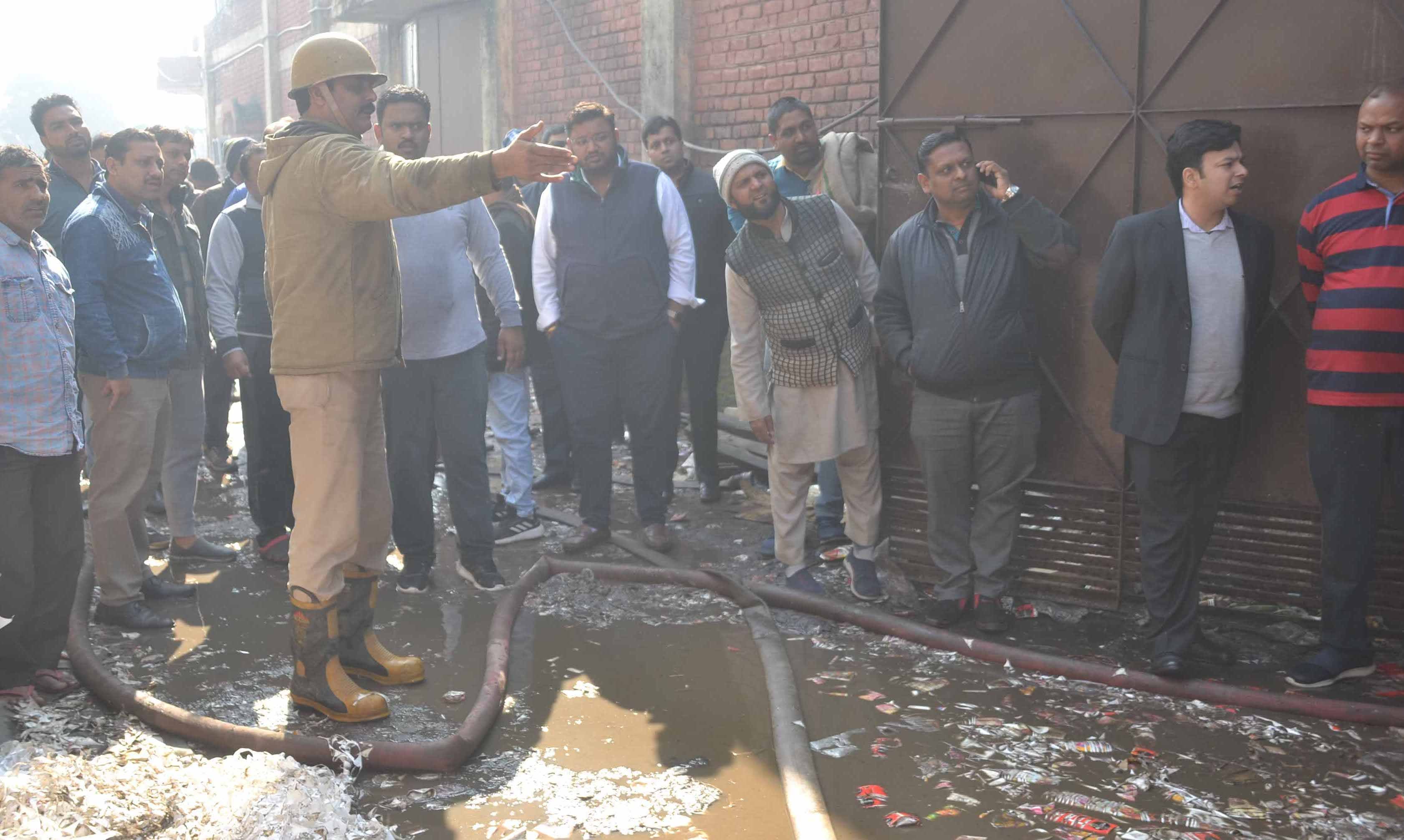 शामली कैराना रोड पर पेपर गिलास फैक्टरी में लगी आग को देखते उद्यमी व कर्मचारी शामली कैराना रोड पर पेपर गिलास फैक्टरी में लगी आग को देखते उद्यमी व कर्मचारी