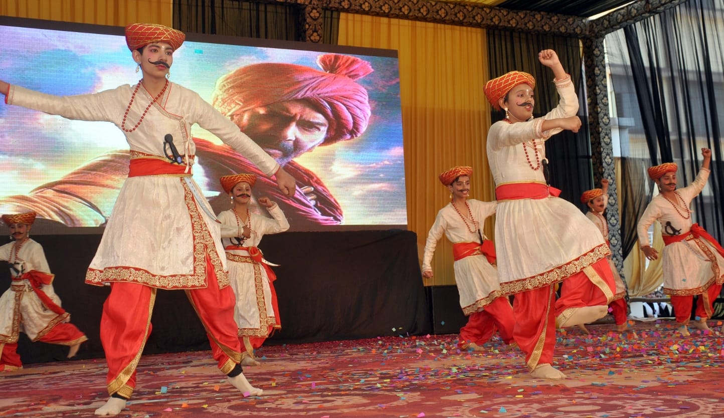 शामली मदरलेंड स्कूल में आयोजित कार्यक्रम में सांस्कृतिक कार्यक्रम प्रस्तुत करते छात्र शामली मदरलेंड स्कूल में आयोजित कार्यक्रम में सांस्कृतिक कार्यक्रम प्रस्तुत करते छात्र