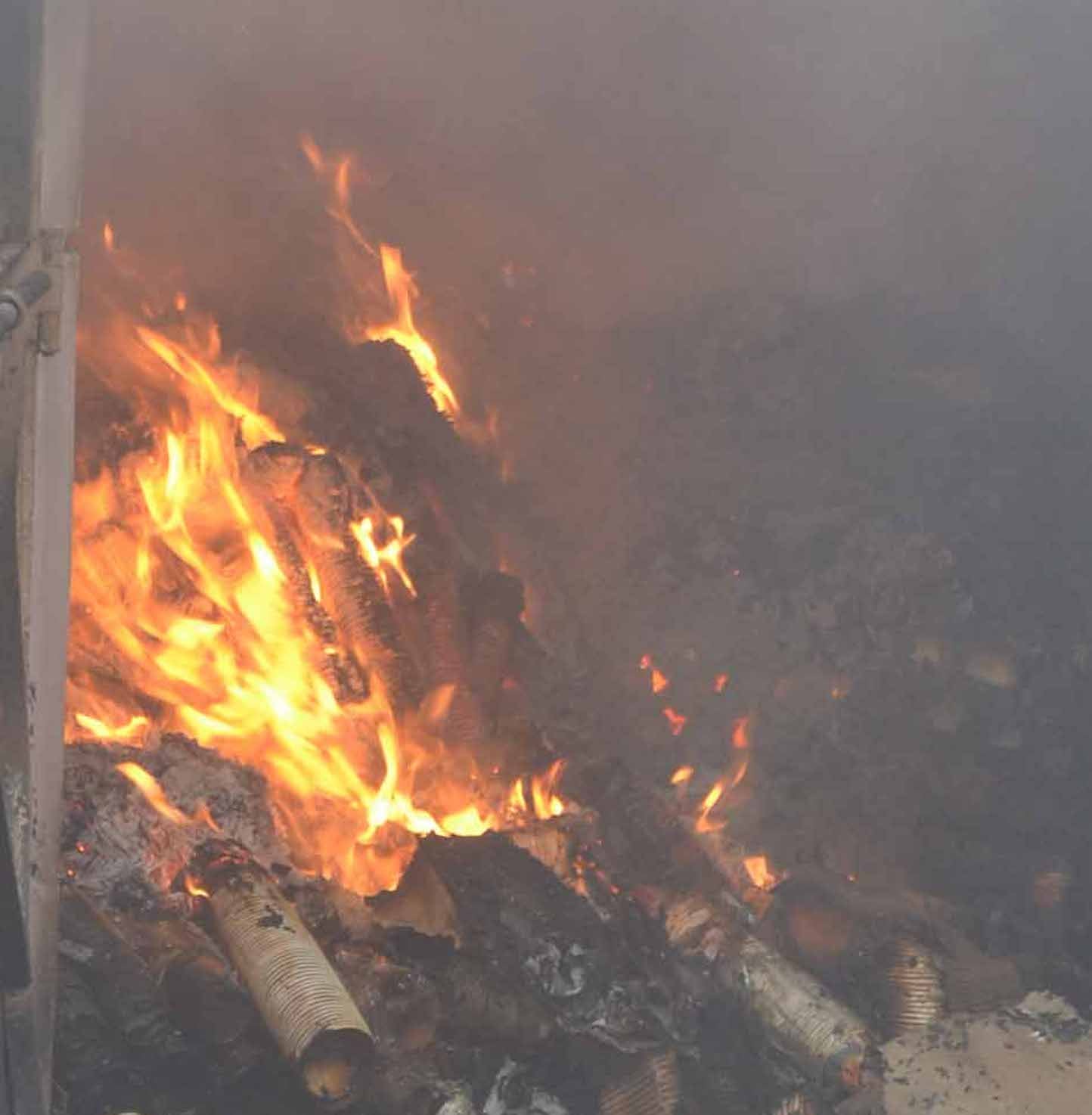 शामली कैराना रोड पर पेपर गिलास फैक्टरी में लगी आग शामली कैराना रोड पर पेपर गिलास फैक्टरी में लगी आग