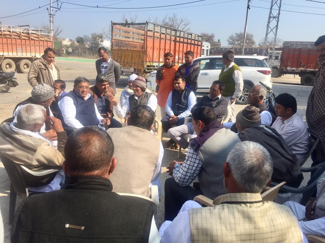 विधायक सुभाष देशवाल से मिलकर चोरी की घटना की जानकारी देते पिल्लूखेड़ा अनाज मंडी की आढ़ती एसोसिए? विधायक सुभाष देशवाल से मिलकर चोरी की घटना की जानकारी देते पिल्लूखेड़ा अनाज मंडी की आढ़ती एसोसिए?