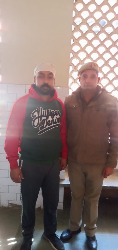 फतेहपुर पुलिस की हिरासत में कमल किशोर फतेहपुर पुलिस की हिरासत में कमल किशोर