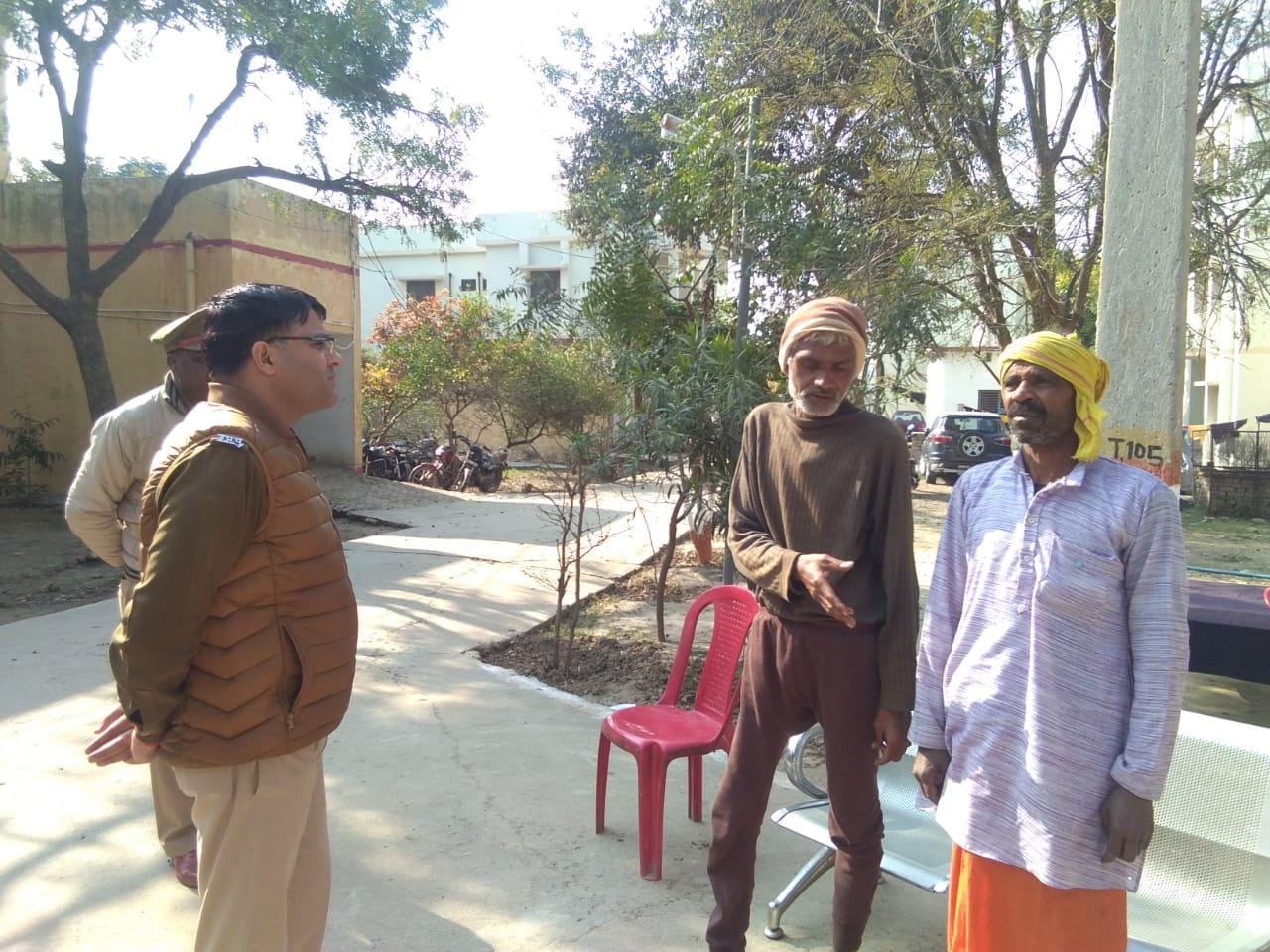 सिरसा कलार थाने में मंदिर के पुजारी से पूछताछ करते सीओ सुबोध गौतम सिरसा कलार थाने में मंदिर के पुजारी से पूछताछ करते सीओ सुबोध गौतम