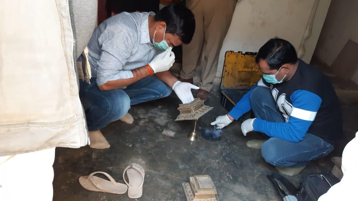 मंदिर में जांच पड़ताल करती फॉरेंसिक टीम मंदिर में जांच पड़ताल करती फॉरेंसिक टीम