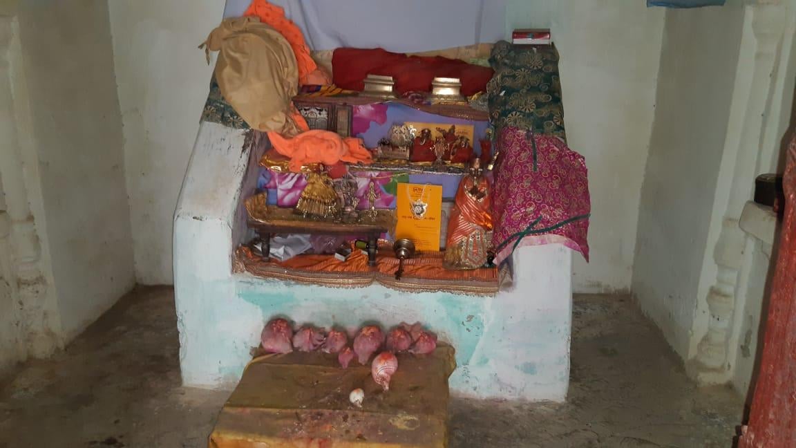 क़ोड़ा किर्राही में खाली पड़ा मंदिर। क़ोड़ा किर्राही में खाली पड़ा मंदिर।