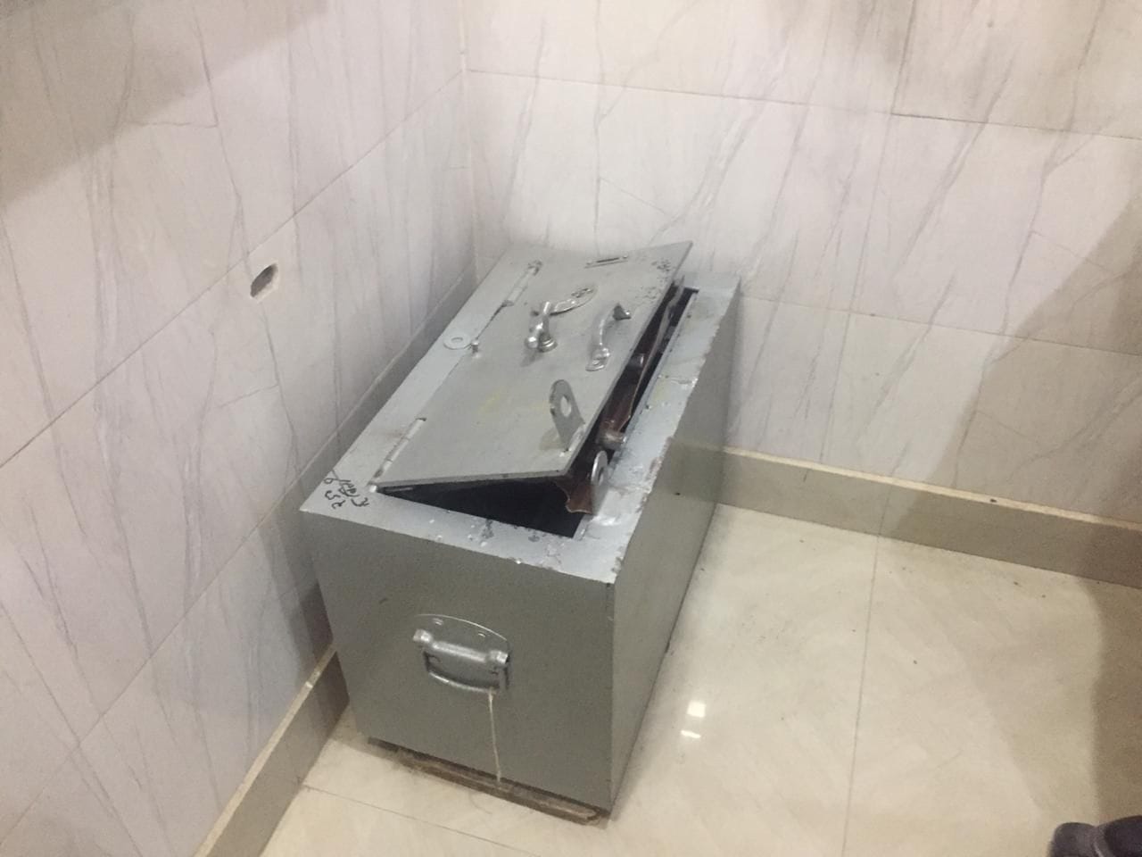 पिल्लूखेड़ा अनाज मंडी में आढ़ती की दुकान में तोड़ा गया गल्ला। पिल्लूखेड़ा अनाज मंडी में आढ़ती की दुकान में तोड़ा गया गल्ला।