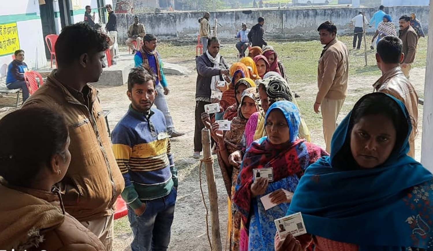 सांगीपुर के उमरार में पंचायत उप चुनाव में मतदान के लिए लगी मतदाताओं की कतार। सांगीपुर के उमरार में पंचायत उप चुनाव में मतदान के लिए लगी मतदाताओं की कतार।
