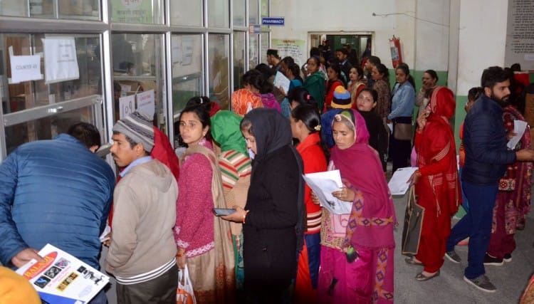 मेडिकल कॉलेज हमीरपुर के दवाई काउंटर पर लगी लोगों की भीड़।