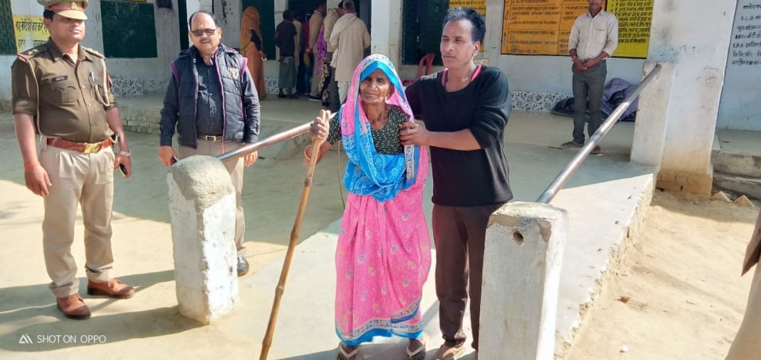 अपने पुत्र के साथ मतदान करने आई 92 वर्षीय गोमती देवी अपने पुत्र के साथ मतदान करने आई 92 वर्षीय गोमती देवी