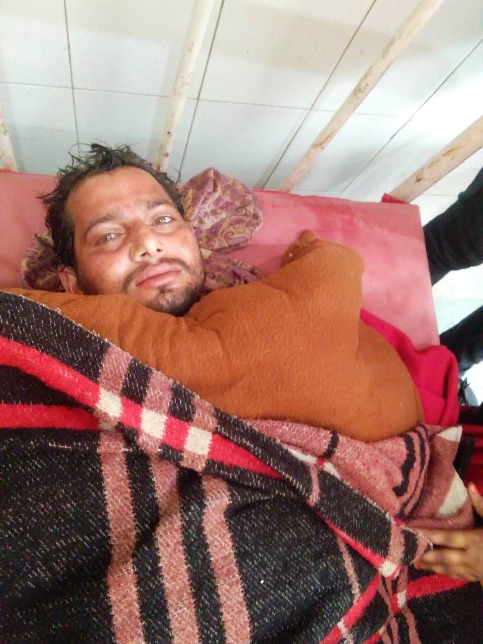 अमोनिया गैस के रिसाव से गंभीर हालत में अस्पताल में भर्ती युवक। अमोनिया गैस के रिसाव से गंभीर हालत में अस्पताल में भर्ती युवक।