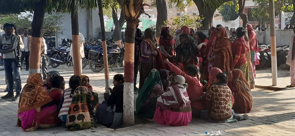 अलीगंज में बस की टक्कर से  से हुई दौ की मौत की घटना के बाद थाने में मौजूद मृतक के परिजन- संवाद