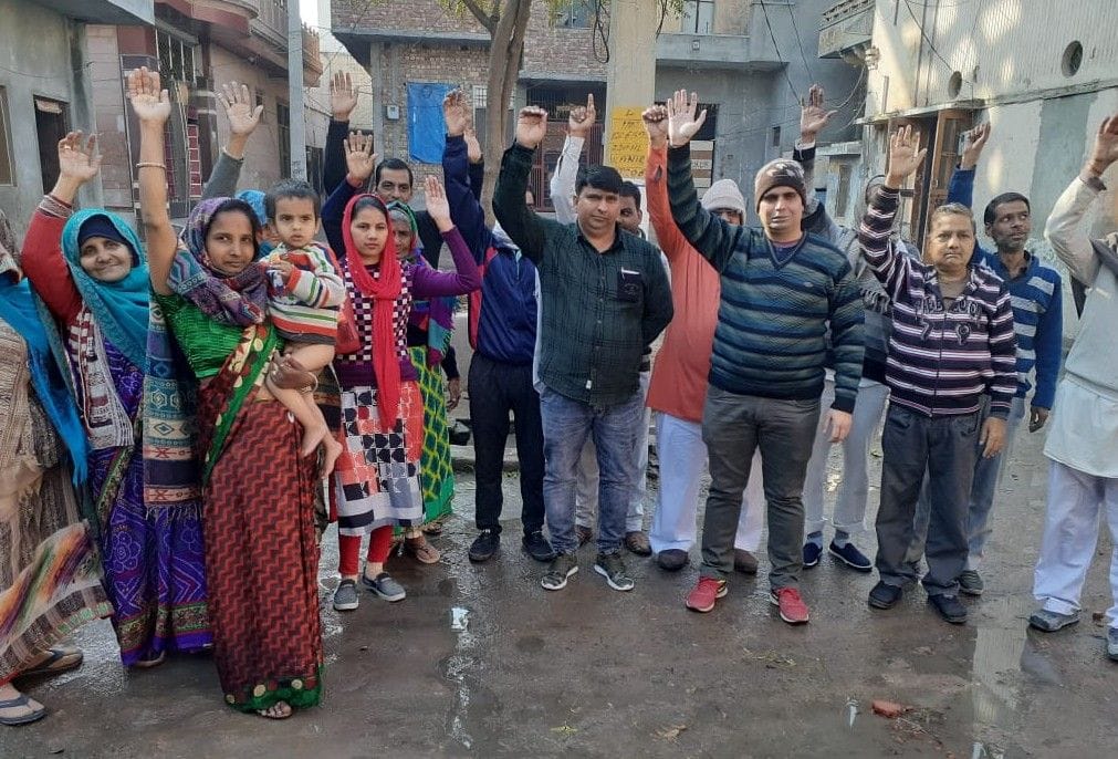 कन्हीराम अस्पताल के सामने गली में ठप सीवर व्यवस्था को लेकर प्रशासन के खिलाफ नारेबाजी करते क्षेत?