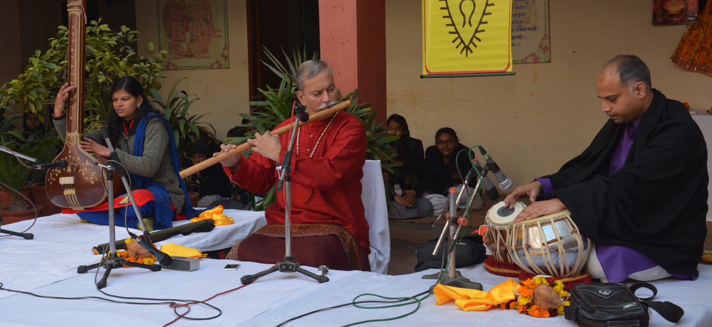 स्पिक मैके के कार्यक्रम में बासुरी वादन करते पं0 नित्यानंद हल्दीपुर एवं साथी कलाकार। स्पिक मैके के कार्यक्रम में बासुरी वादन करते पं0 नित्यानंद हल्दीपुर एवं साथी कलाकार।