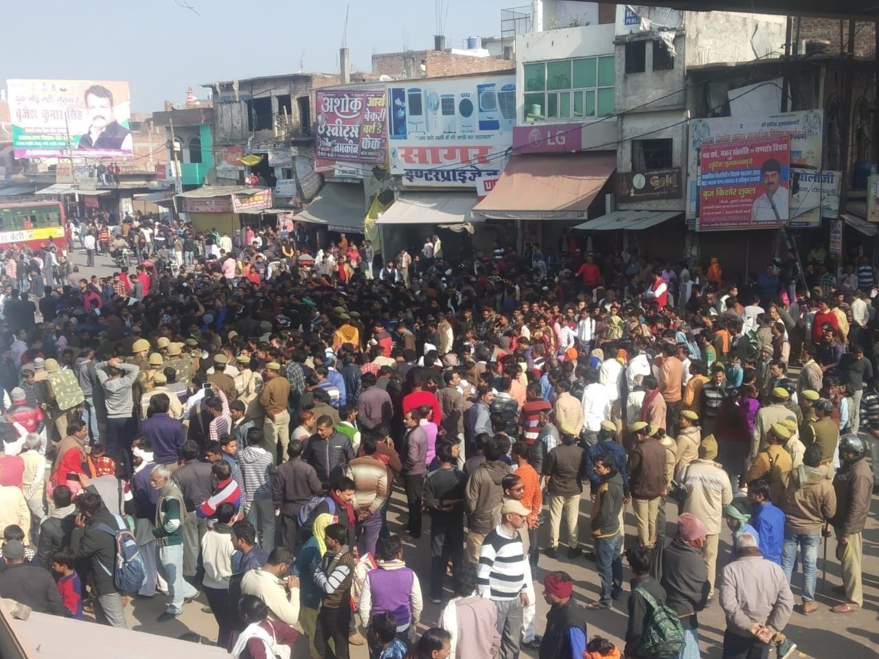 रायबरेली में सोमवार को बीएससी की छात्रा की हत्या के बाद बछरावां कस्बे में हाईवे इस पर जाम किए लोग? रायबरेली में सोमवार को बीएससी की छात्रा की हत्या के बाद बछरावां कस्बे में हाईवे इस पर जाम किए लोग?