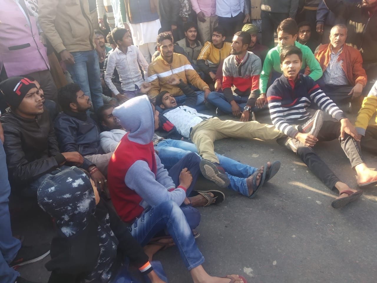 रायबरेली में सोमवार को बीएससी की छात्रा की हत्या के बाद बछरावां कस्बे में हाईवे पर इस तरह लेटकर व? रायबरेली में सोमवार को बीएससी की छात्रा की हत्या के बाद बछरावां कस्बे में हाईवे पर इस तरह लेटकर व?
