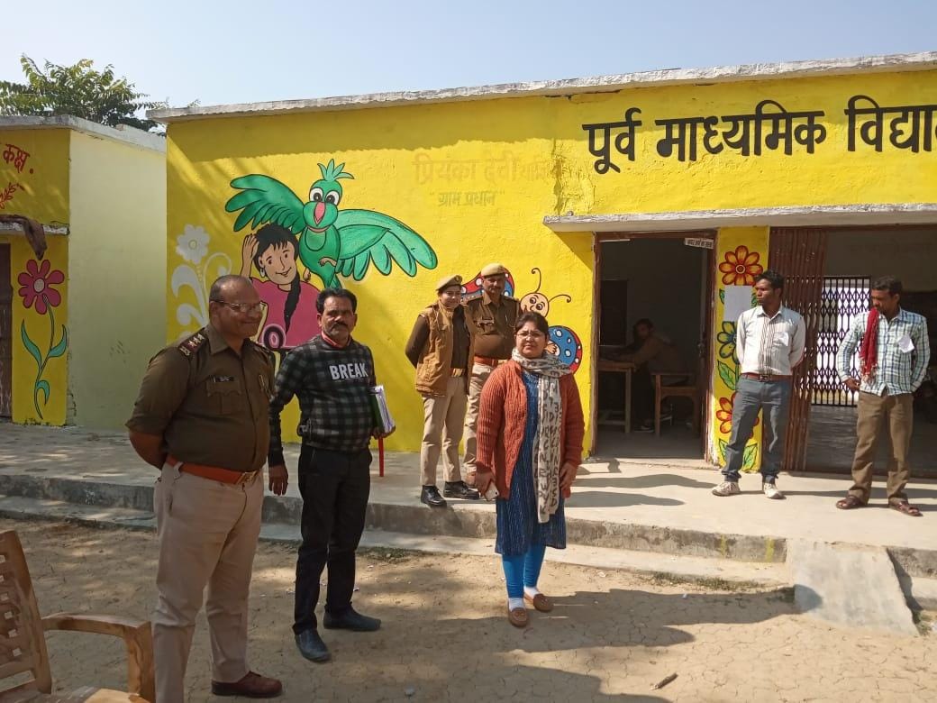 मतदान केंद्र पर मौजूद बीडीओ व पुलिसकर्मी मतदान केंद्र पर मौजूद बीडीओ व पुलिसकर्मी